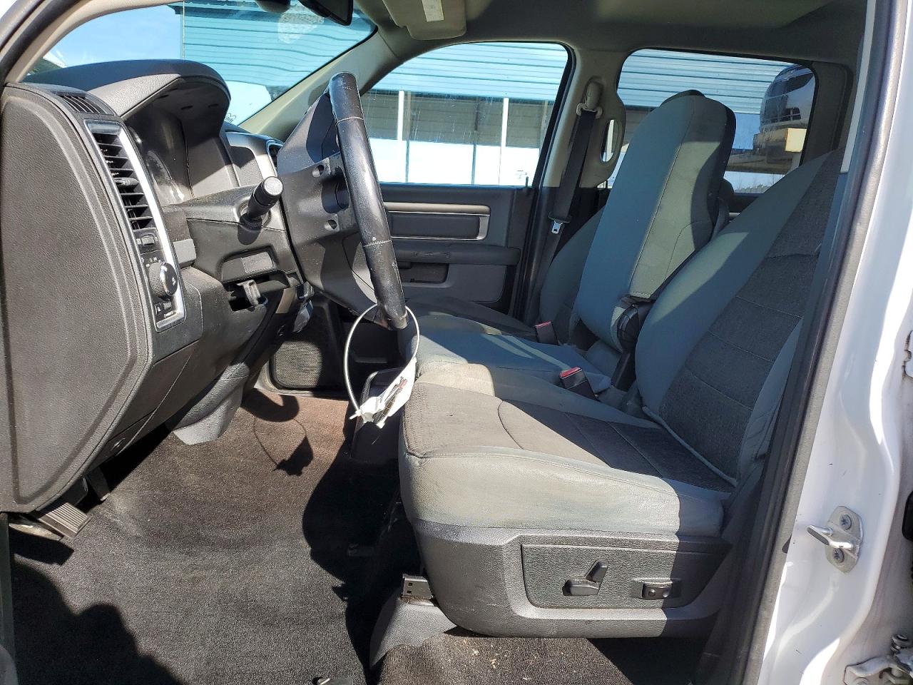 2016 RAM 1500 SLT photo 7