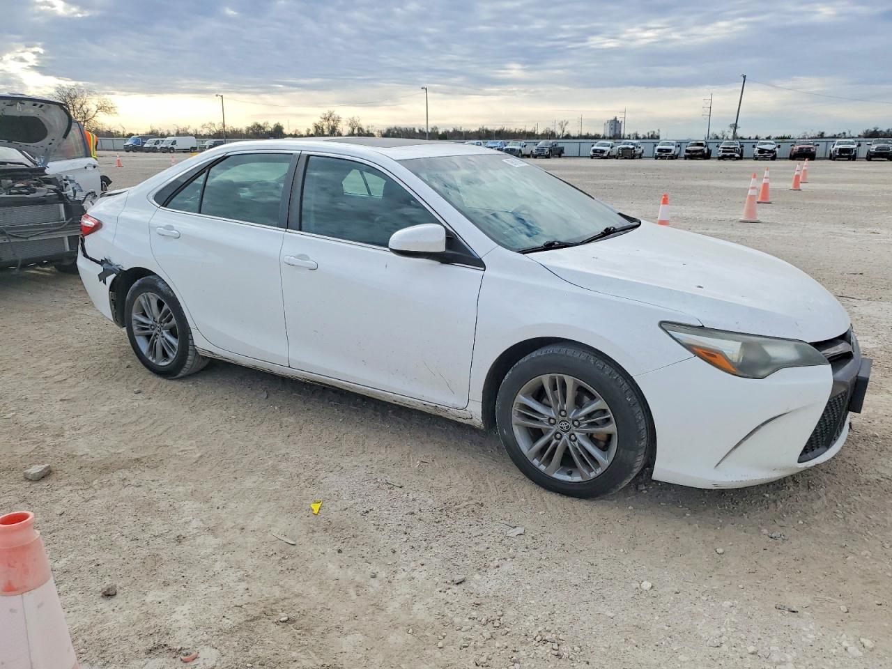2015 TOYOTA CAMRY LE photo 4