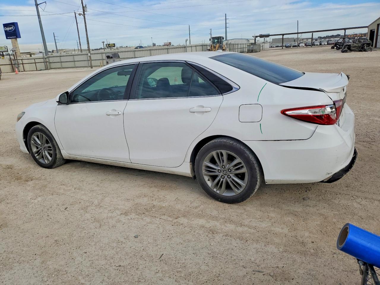 2015 TOYOTA CAMRY LE photo 2