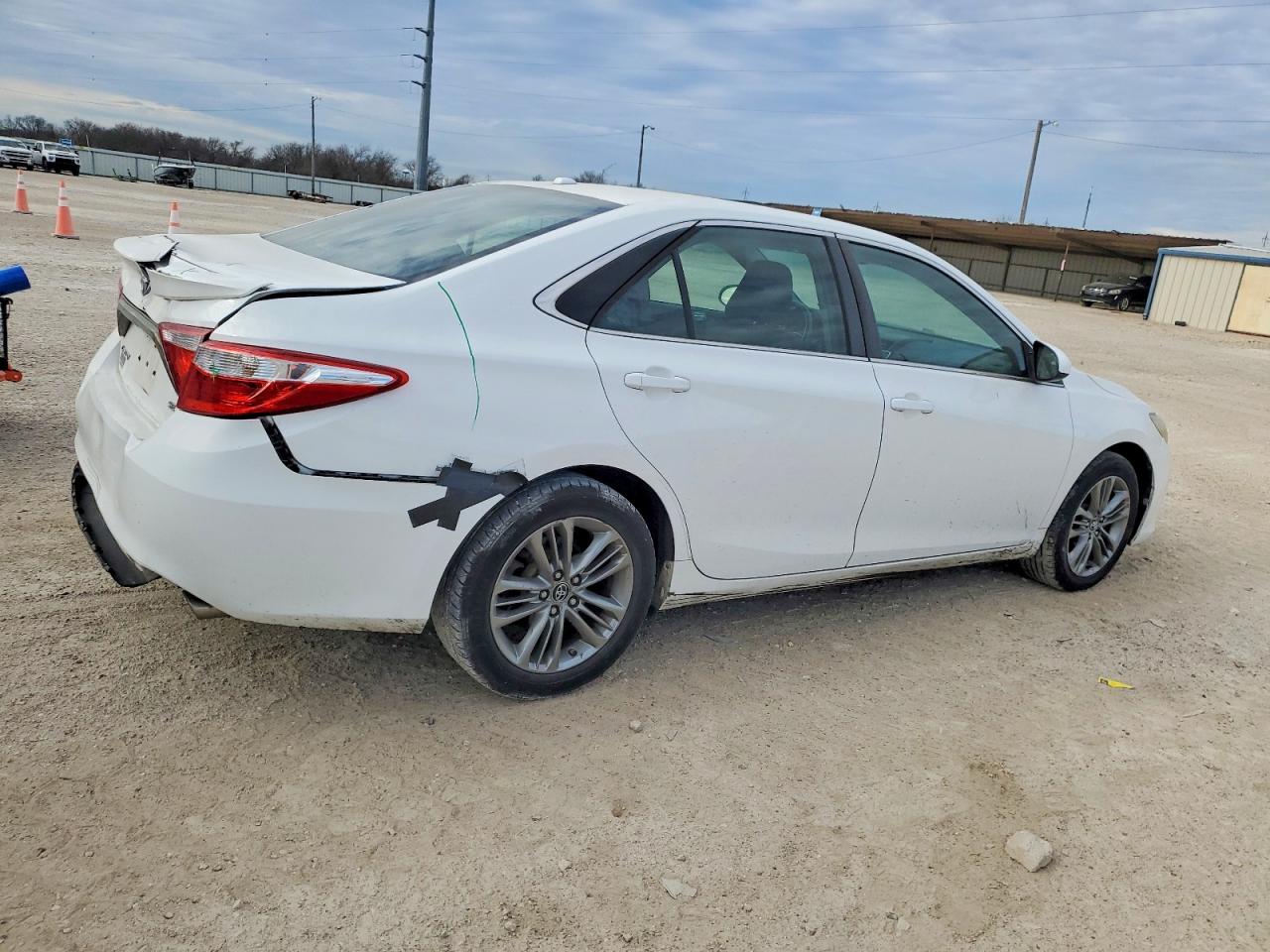 2015 TOYOTA CAMRY LE photo 3