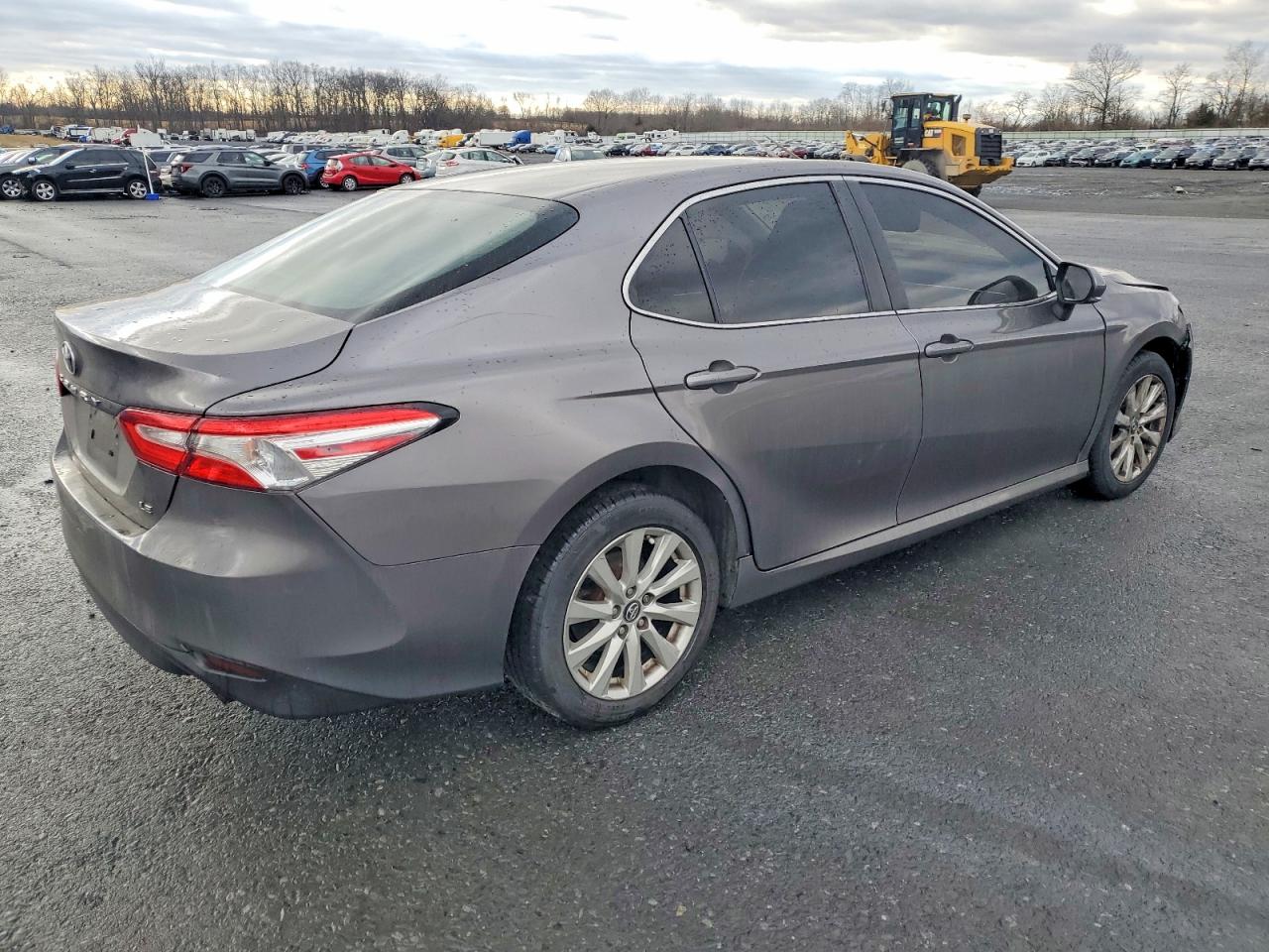 2018 TOYOTA CAMRY L photo 3
