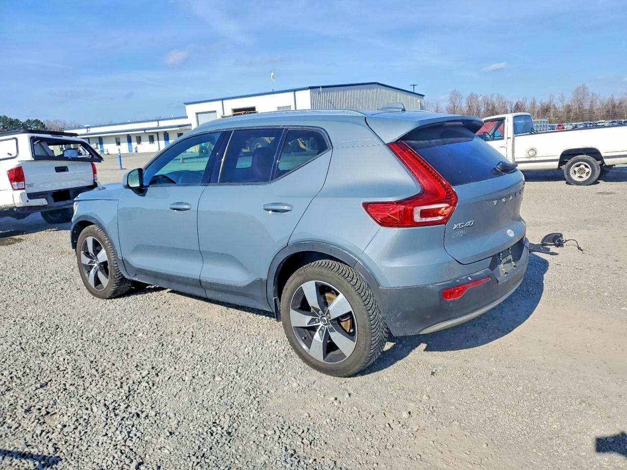 2020 VOLVO XC40 T5 MOMENTUM photo 2