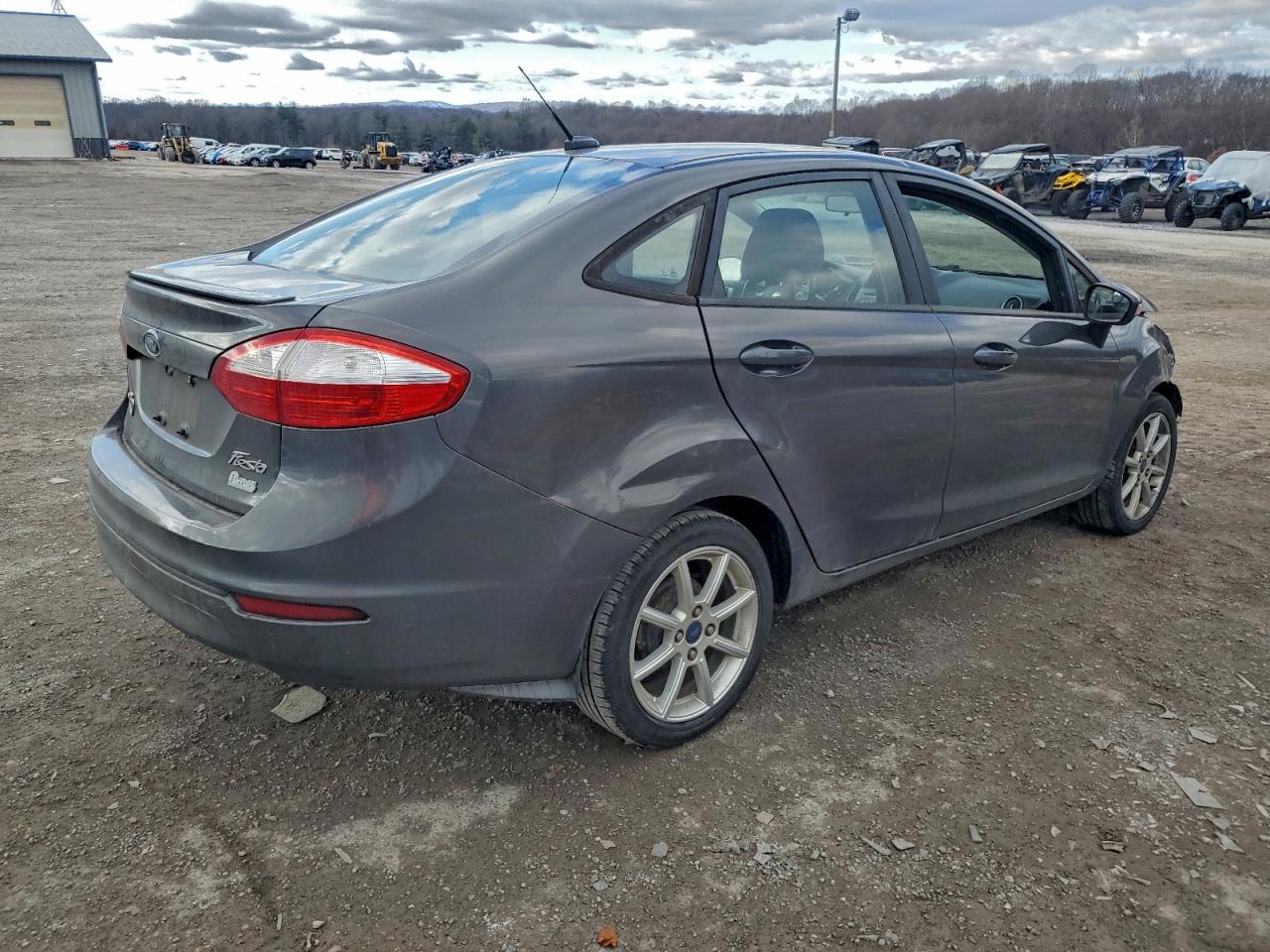 2015 FORD FIESTA SE photo 3