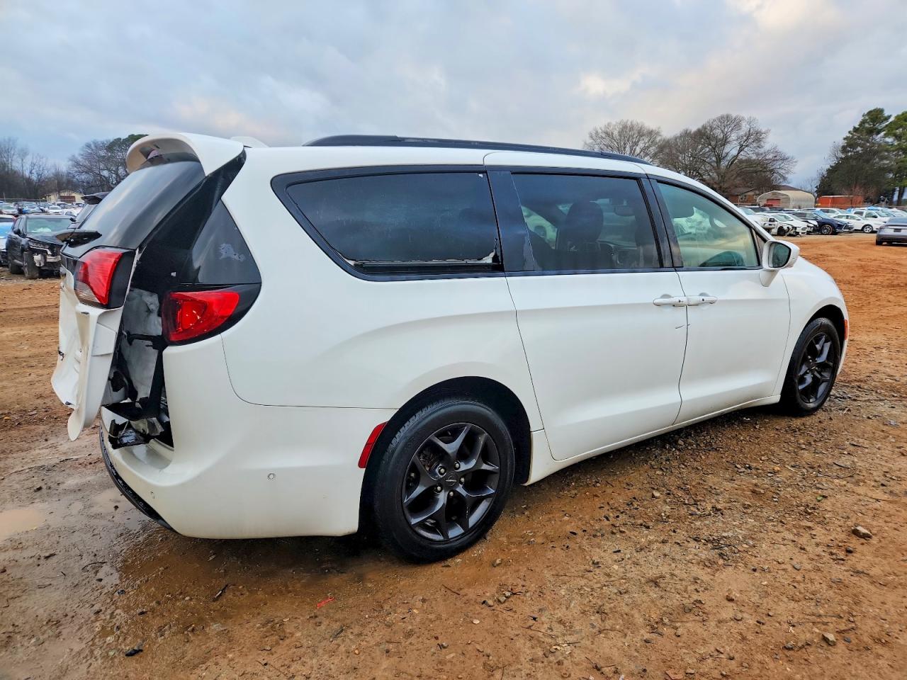2019 CHRYSLER PACIFICA TOURING L photo 3