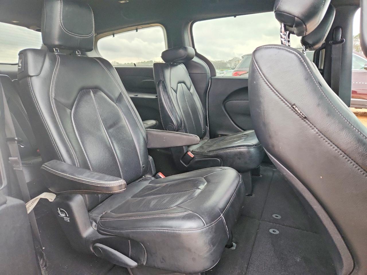 2019 CHRYSLER PACIFICA TOURING L photo 11