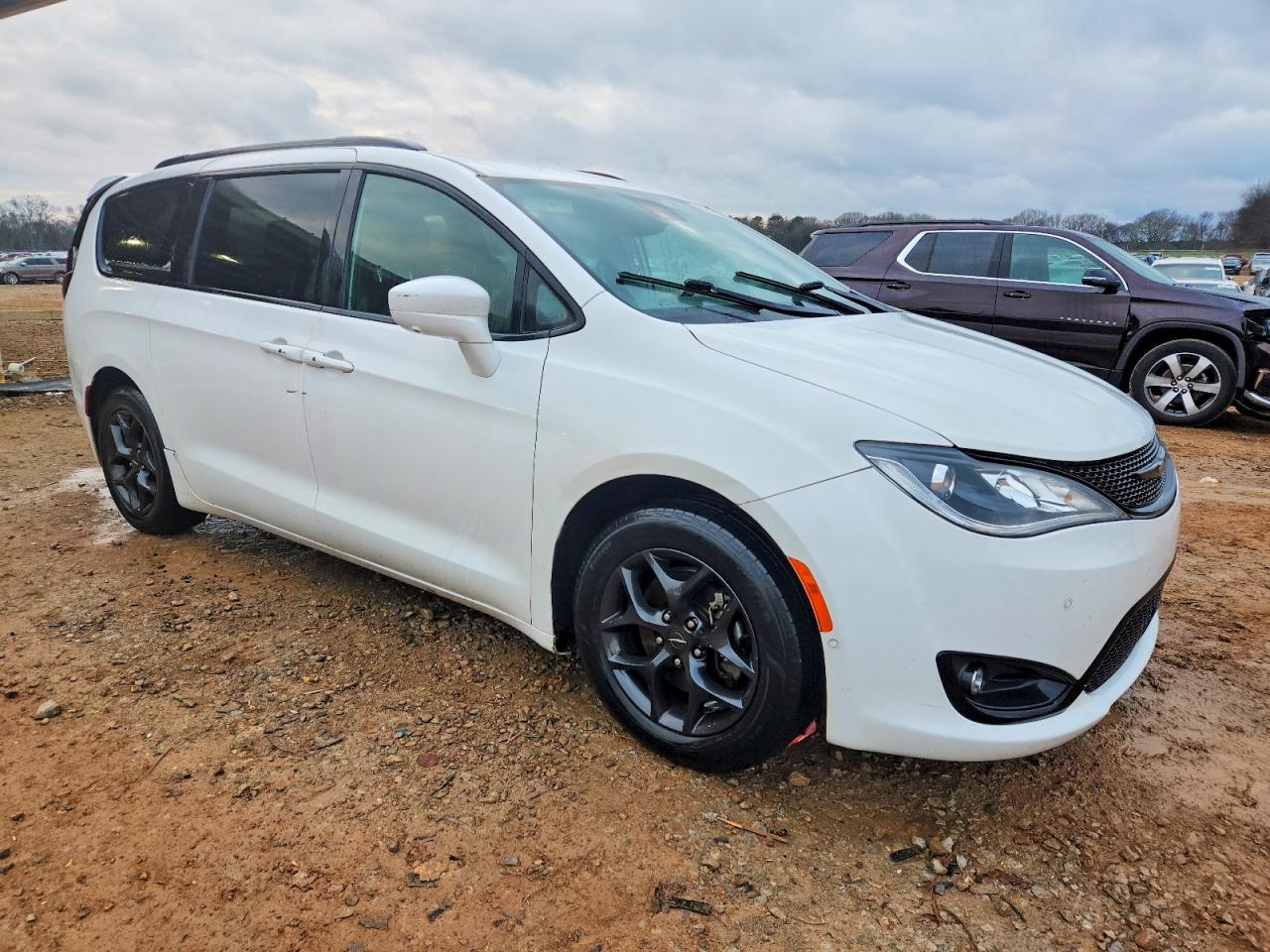 2019 CHRYSLER PACIFICA TOURING L photo 4