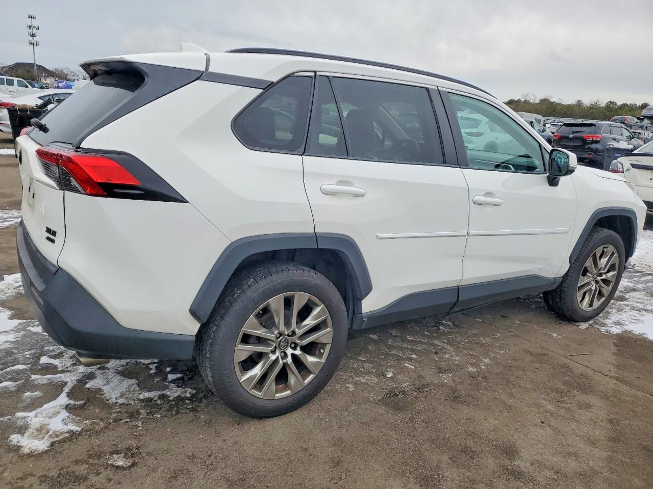 2019 TOYOTA RAV4 XLE PREMIUM photo 3