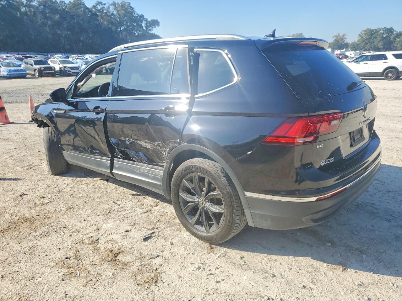 2024 VOLKSWAGEN TIGUAN SE photo 2