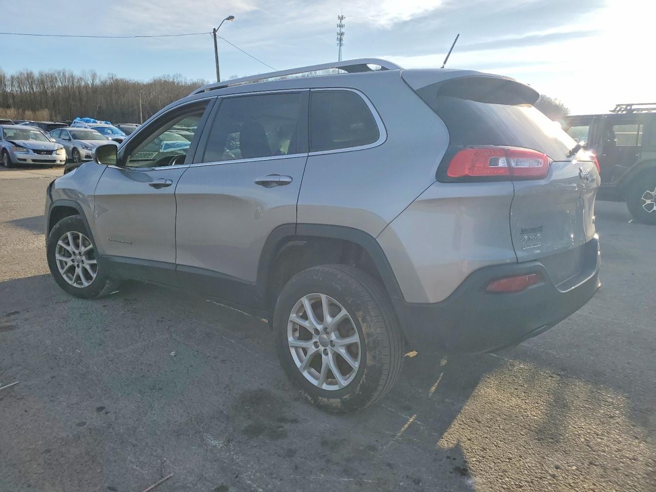 2015 JEEP CHEROKEE LATITUDE photo 2