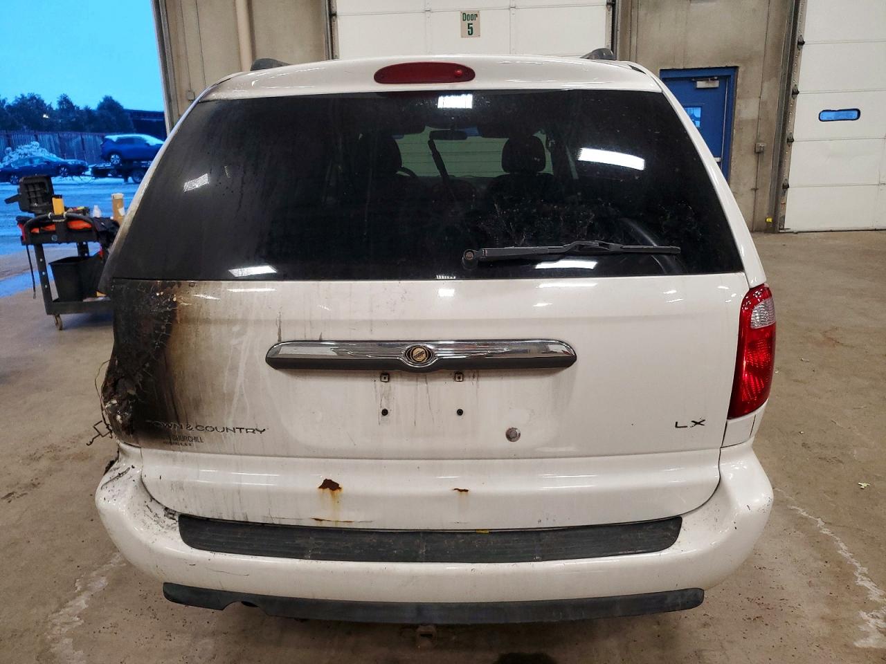 2006 CHRYSLER TOWN & COUNTRY LX photo 6