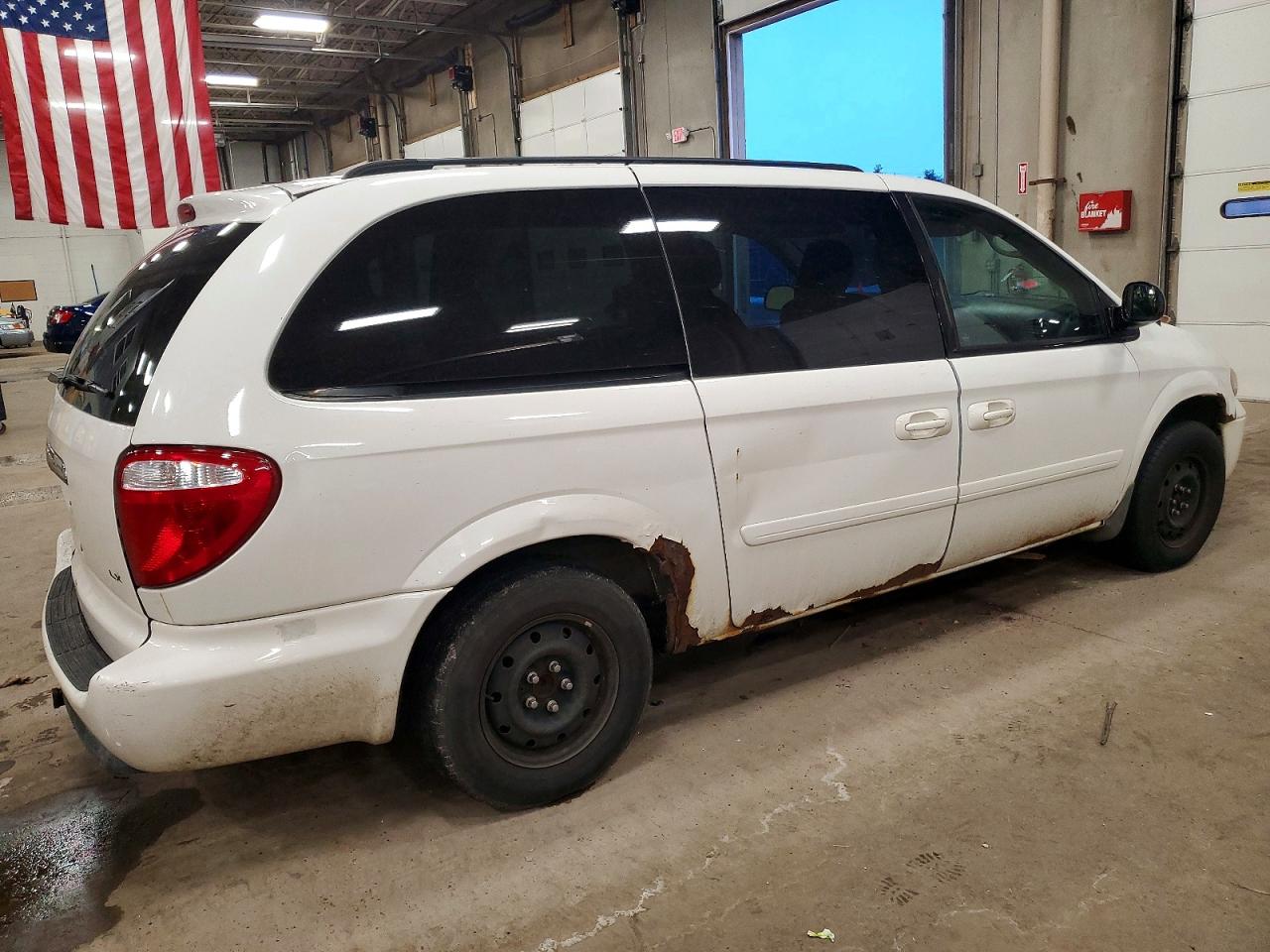 2006 CHRYSLER TOWN & COUNTRY LX photo 3