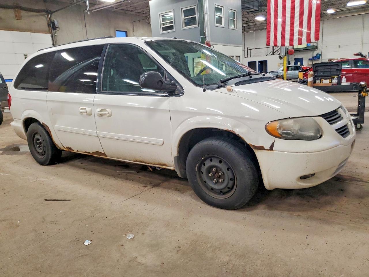 2006 CHRYSLER TOWN & COUNTRY LX photo 4