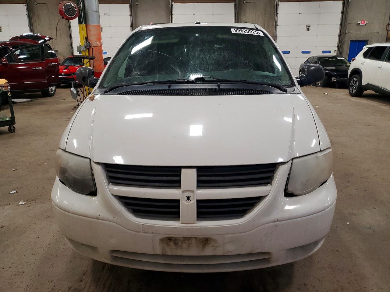 2006 CHRYSLER TOWN & COUNTRY LX photo 5