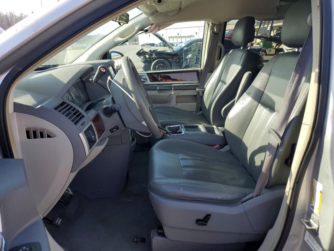 2010 CHRYSLER TOWN & COUNTRY TOURING photo 7