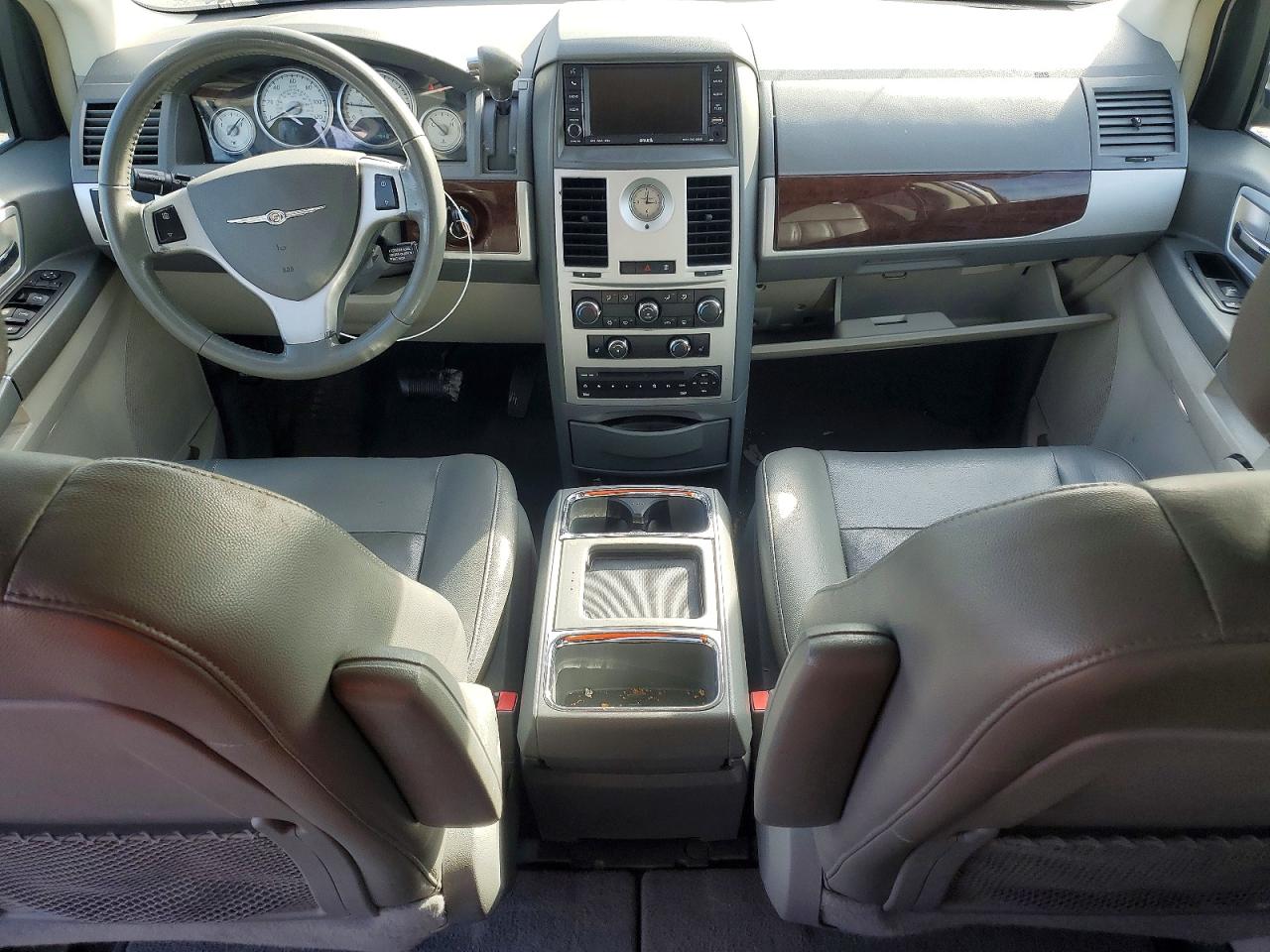 2010 CHRYSLER TOWN & COUNTRY TOURING photo 8