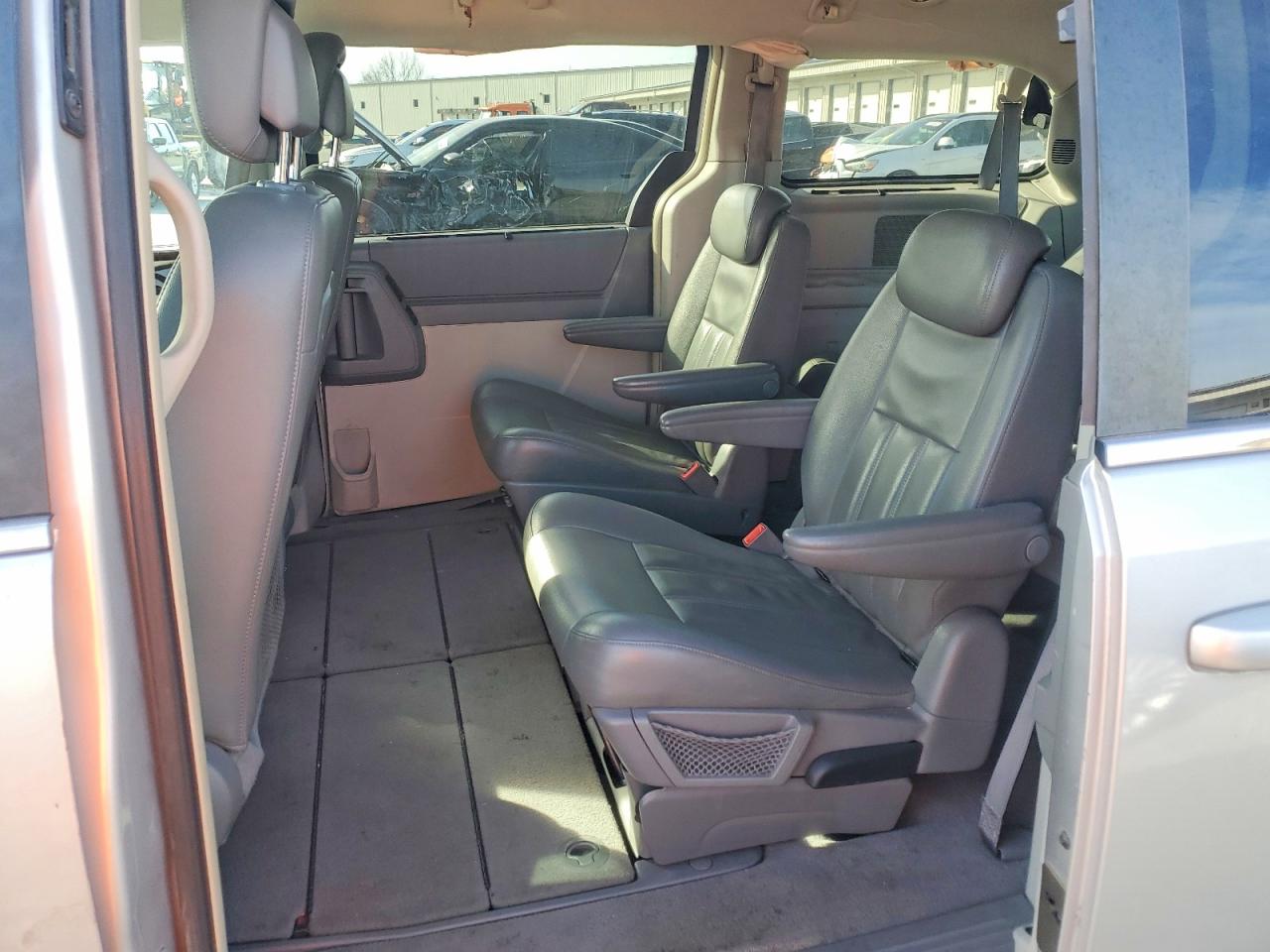 2010 CHRYSLER TOWN & COUNTRY TOURING photo 11