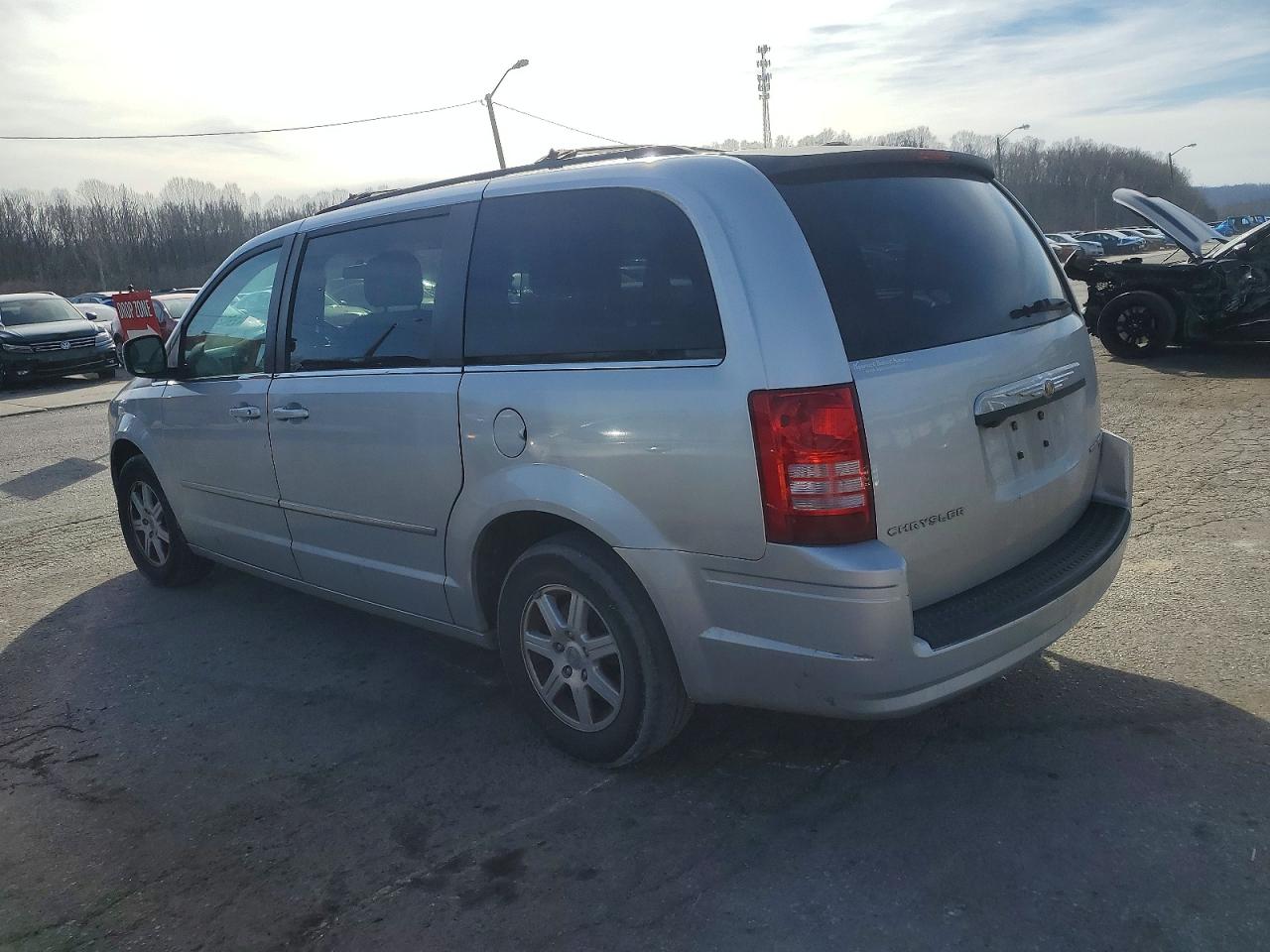 2010 CHRYSLER TOWN & COUNTRY TOURING photo 2