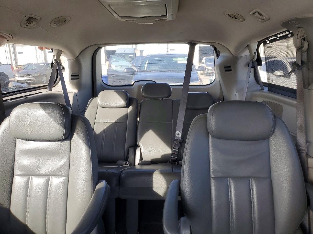 2010 CHRYSLER TOWN & COUNTRY TOURING photo 10