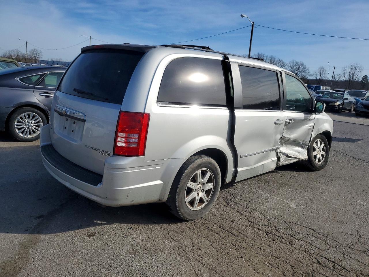 2010 CHRYSLER TOWN & COUNTRY TOURING photo 3