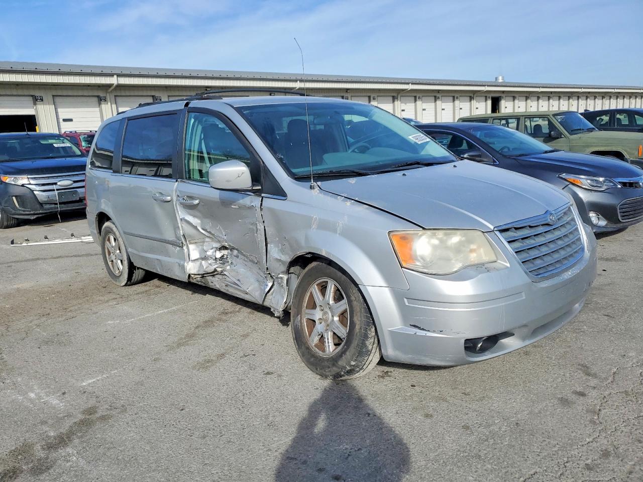 2010 CHRYSLER TOWN & COUNTRY TOURING photo 4