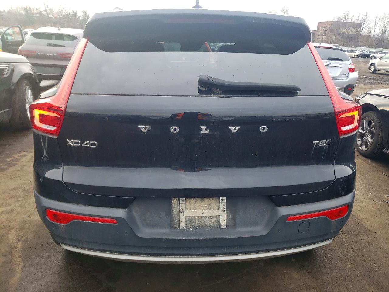 2020 VOLVO XC40 T5 MOMENTUM photo 6