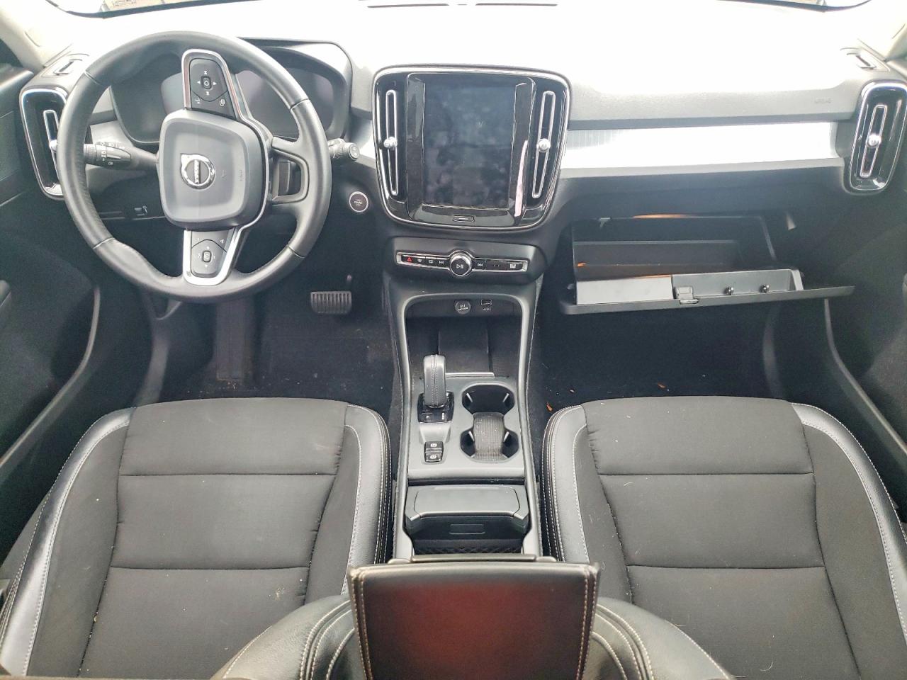 2020 VOLVO XC40 T5 MOMENTUM photo 8