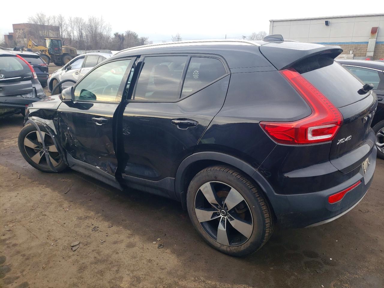 2020 VOLVO XC40 T5 MOMENTUM photo 2