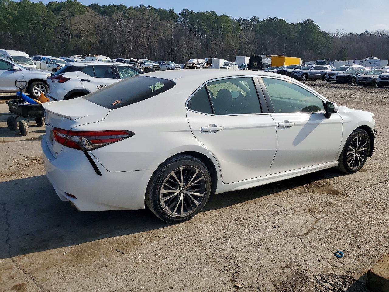 2018 TOYOTA CAMRY L photo 3