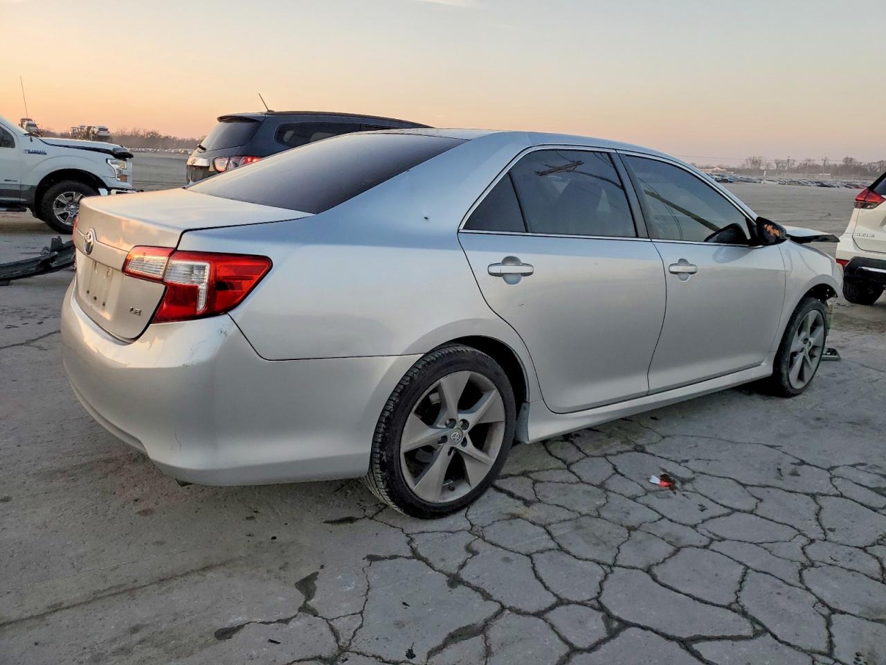 2014 TOYOTA CAMRY L photo 3
