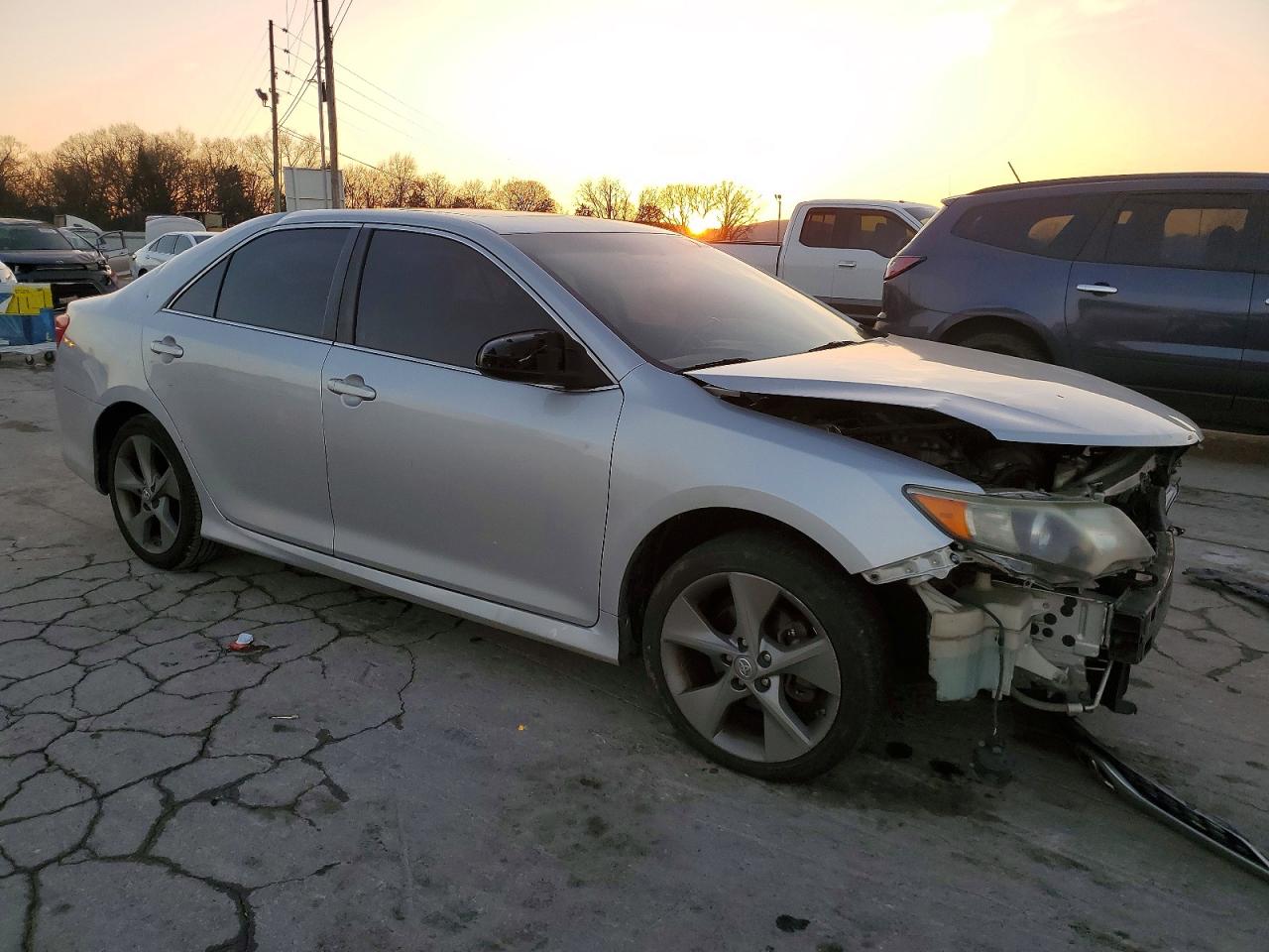 2014 TOYOTA CAMRY L photo 4