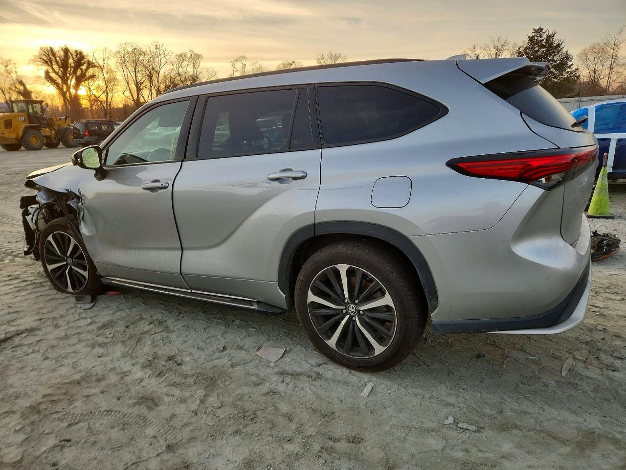 2022 TOYOTA HIGHLANDER XSE photo 2