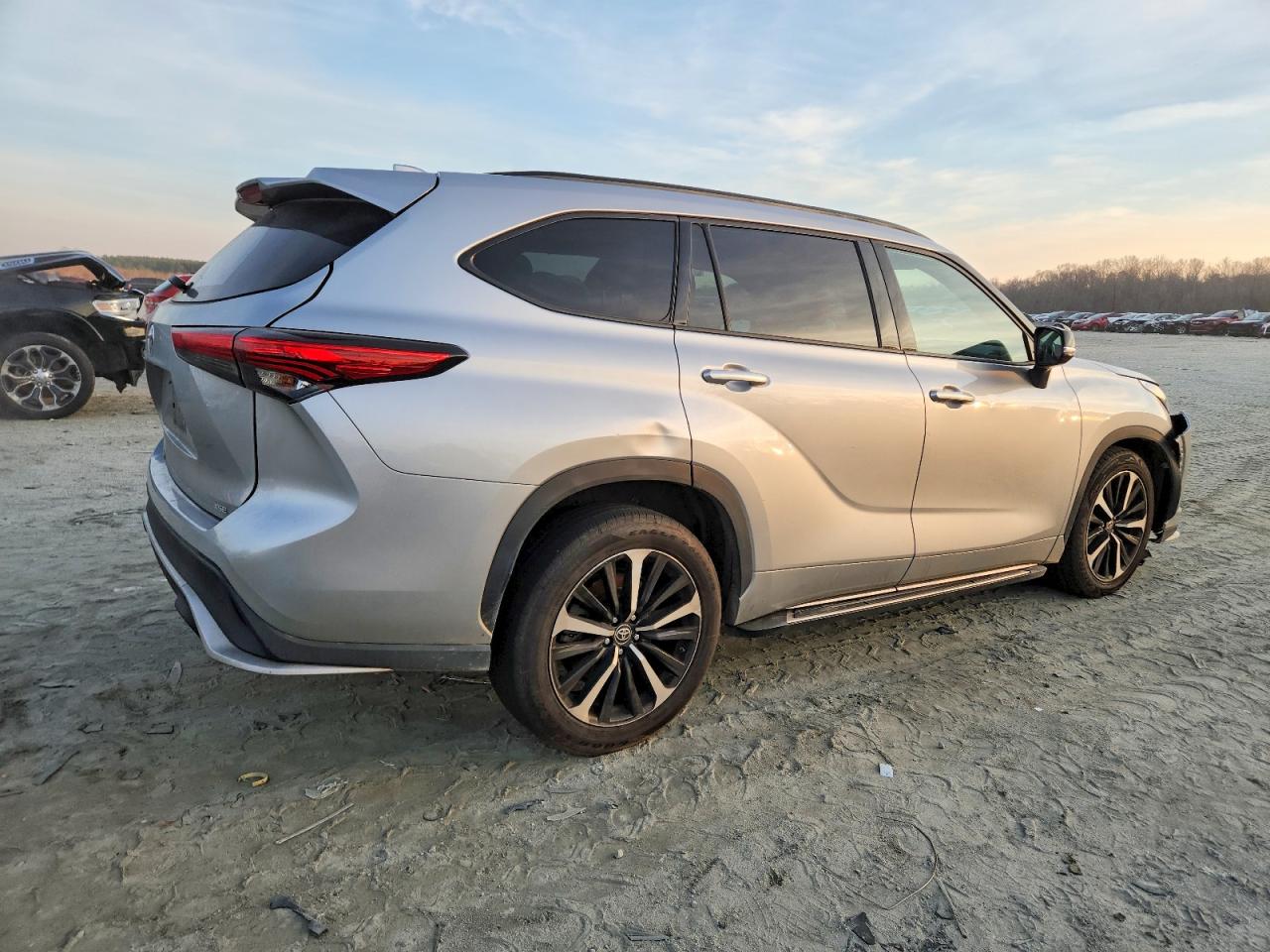 2022 TOYOTA HIGHLANDER XSE photo 3