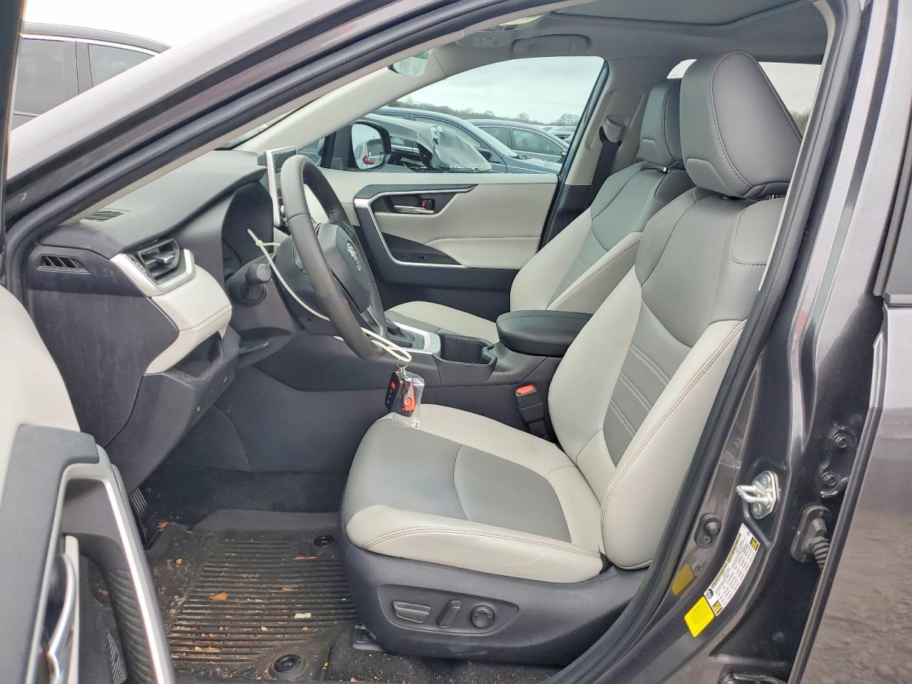 2024 TOYOTA RAV4 XLE PREMIUM photo 7