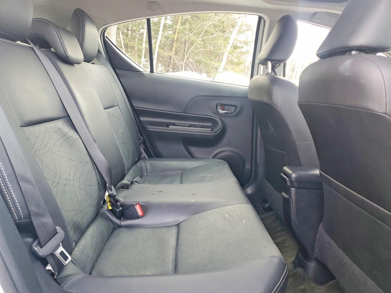 2016 TOYOTA PRIUS C photo 10