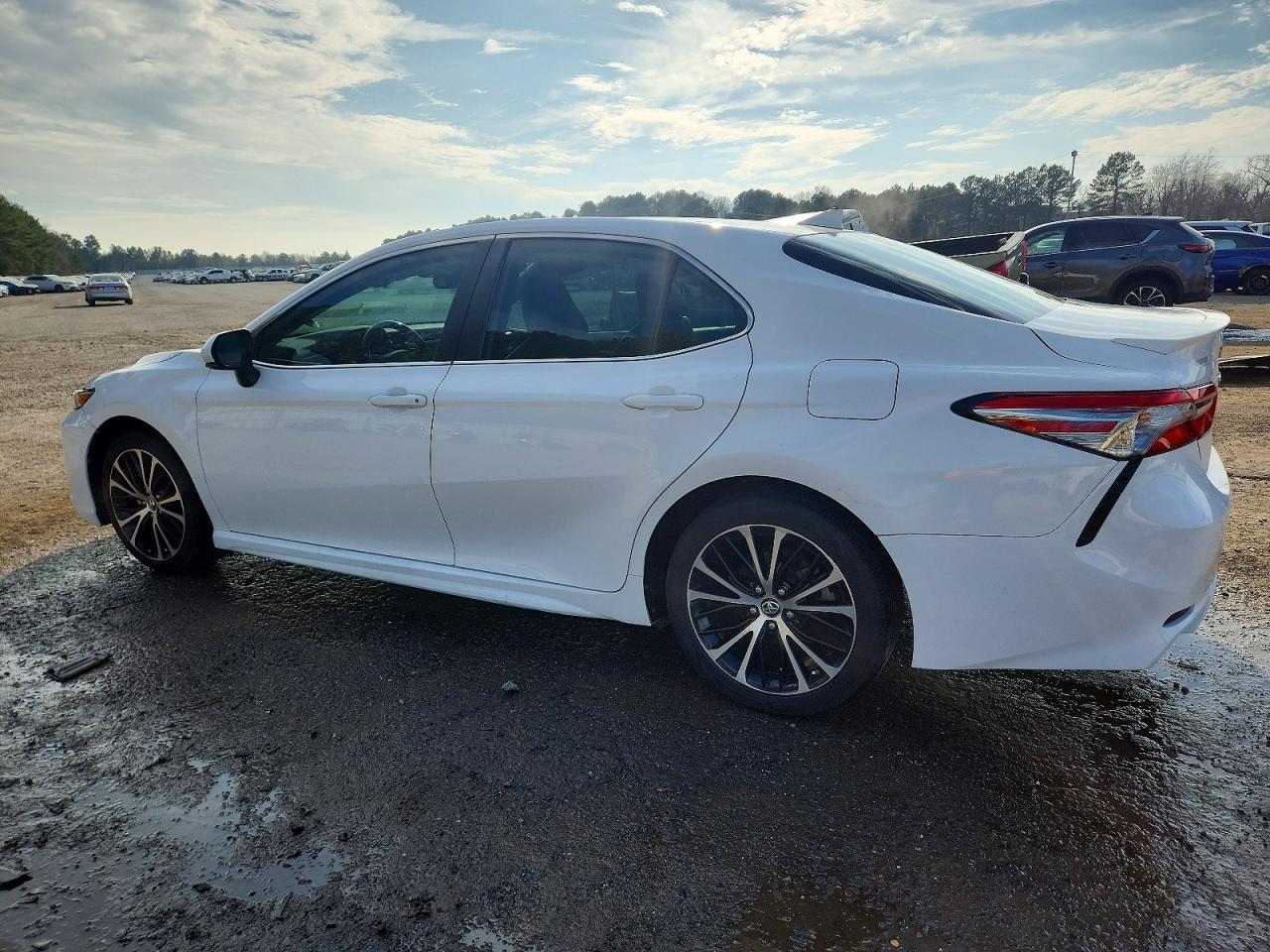 2019 TOYOTA CAMRY SE photo 2