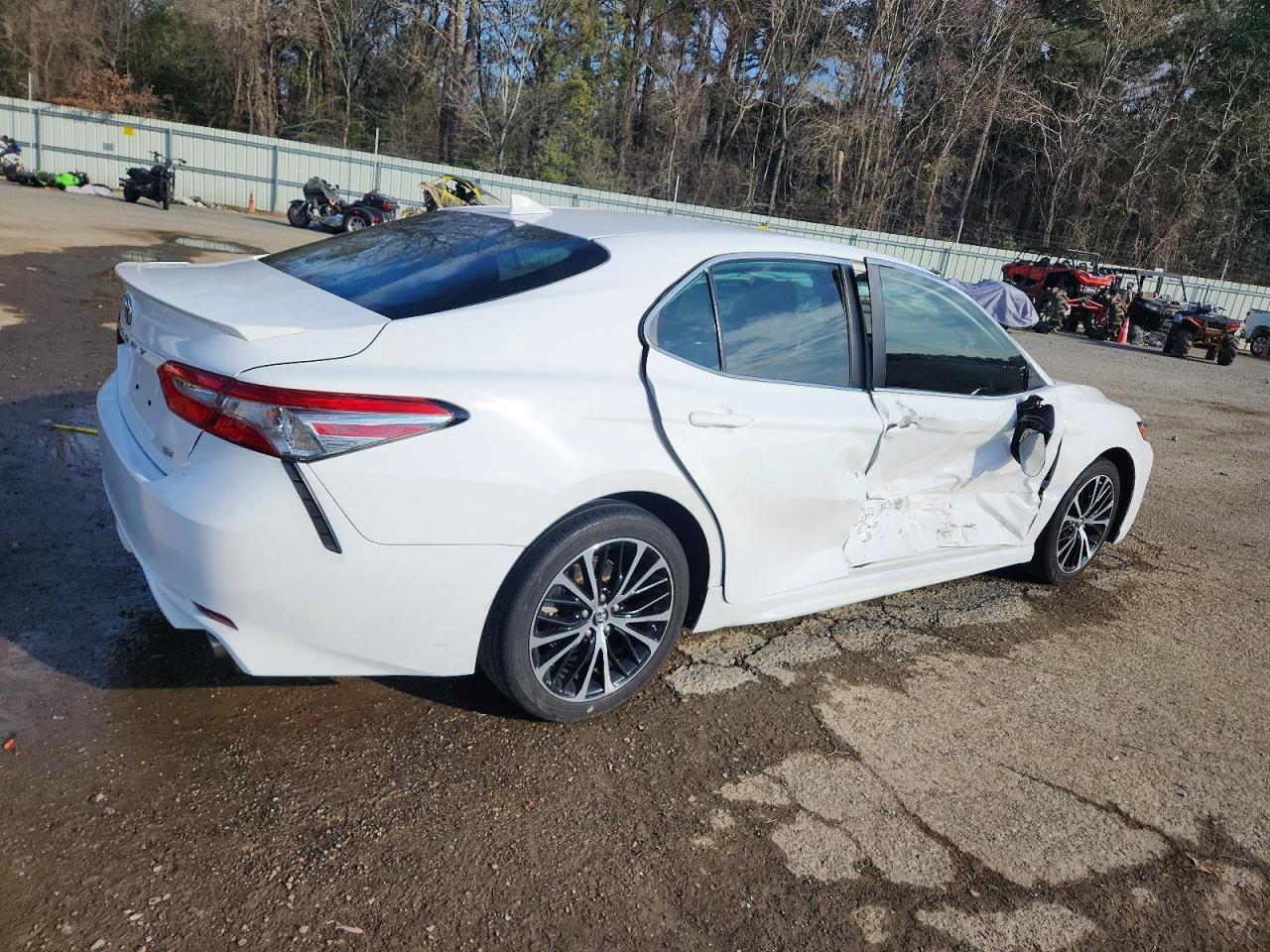2019 TOYOTA CAMRY SE photo 3