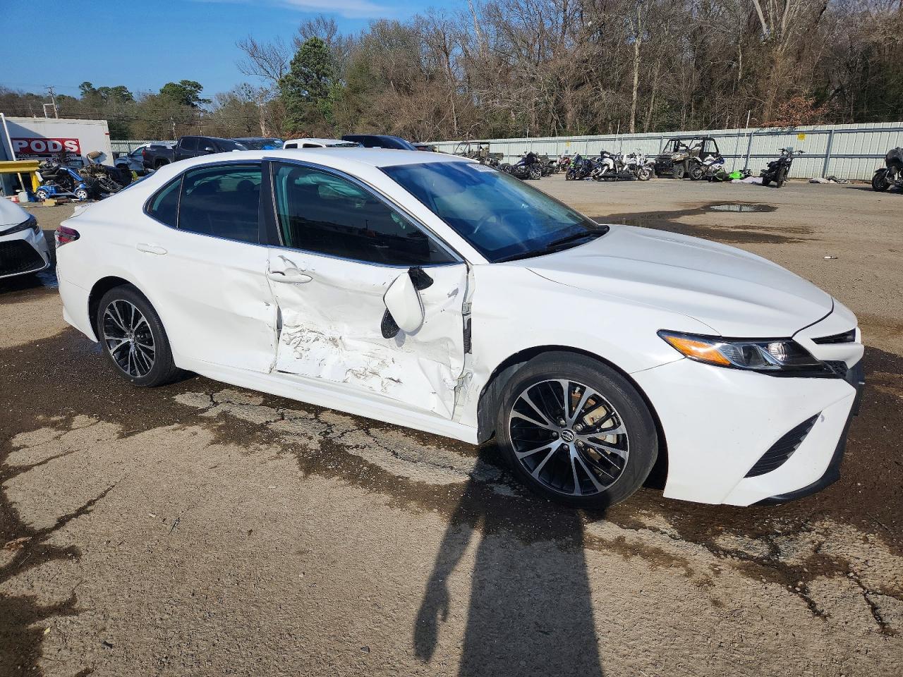 2019 TOYOTA CAMRY SE photo 4