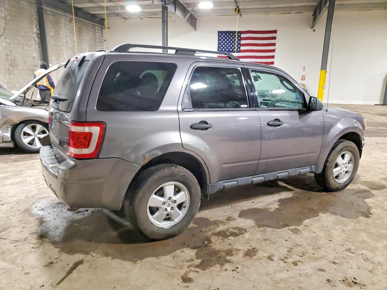2010 FORD ESCAPE XLT photo 3