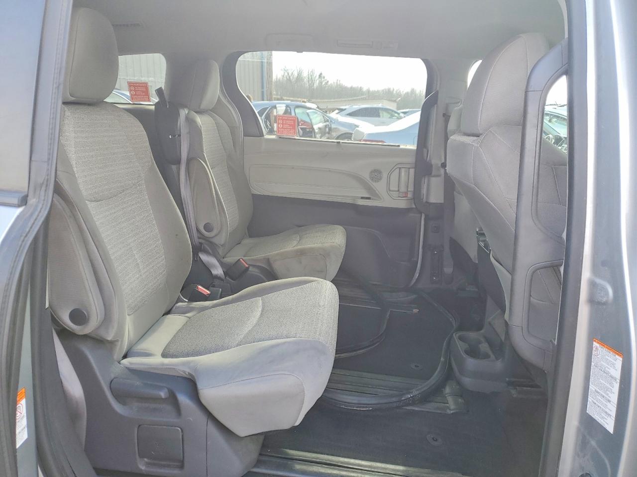 2021 TOYOTA SIENNA LE photo 11