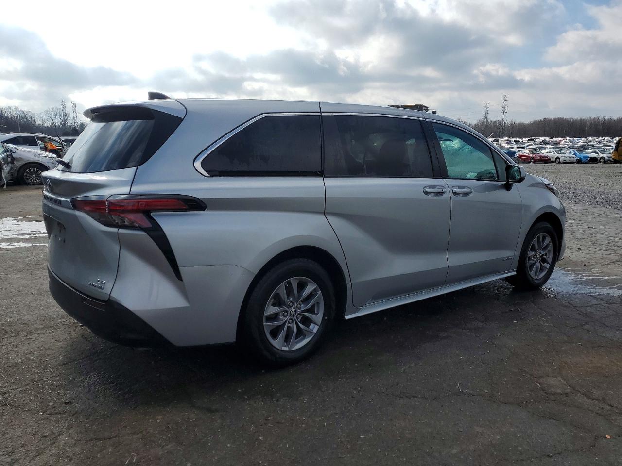 2021 TOYOTA SIENNA LE photo 3