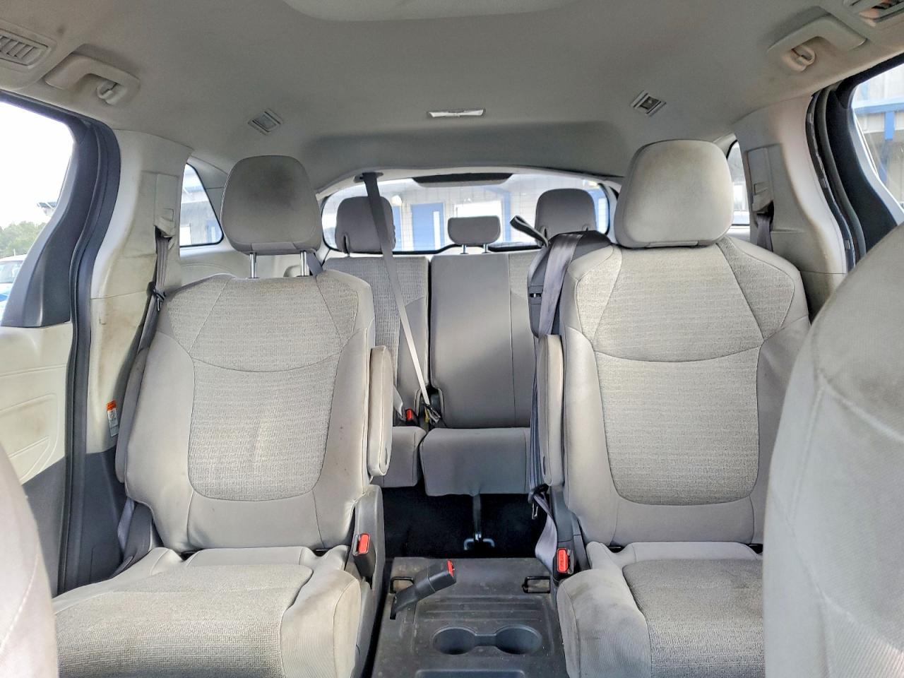 2021 TOYOTA SIENNA LE photo 10