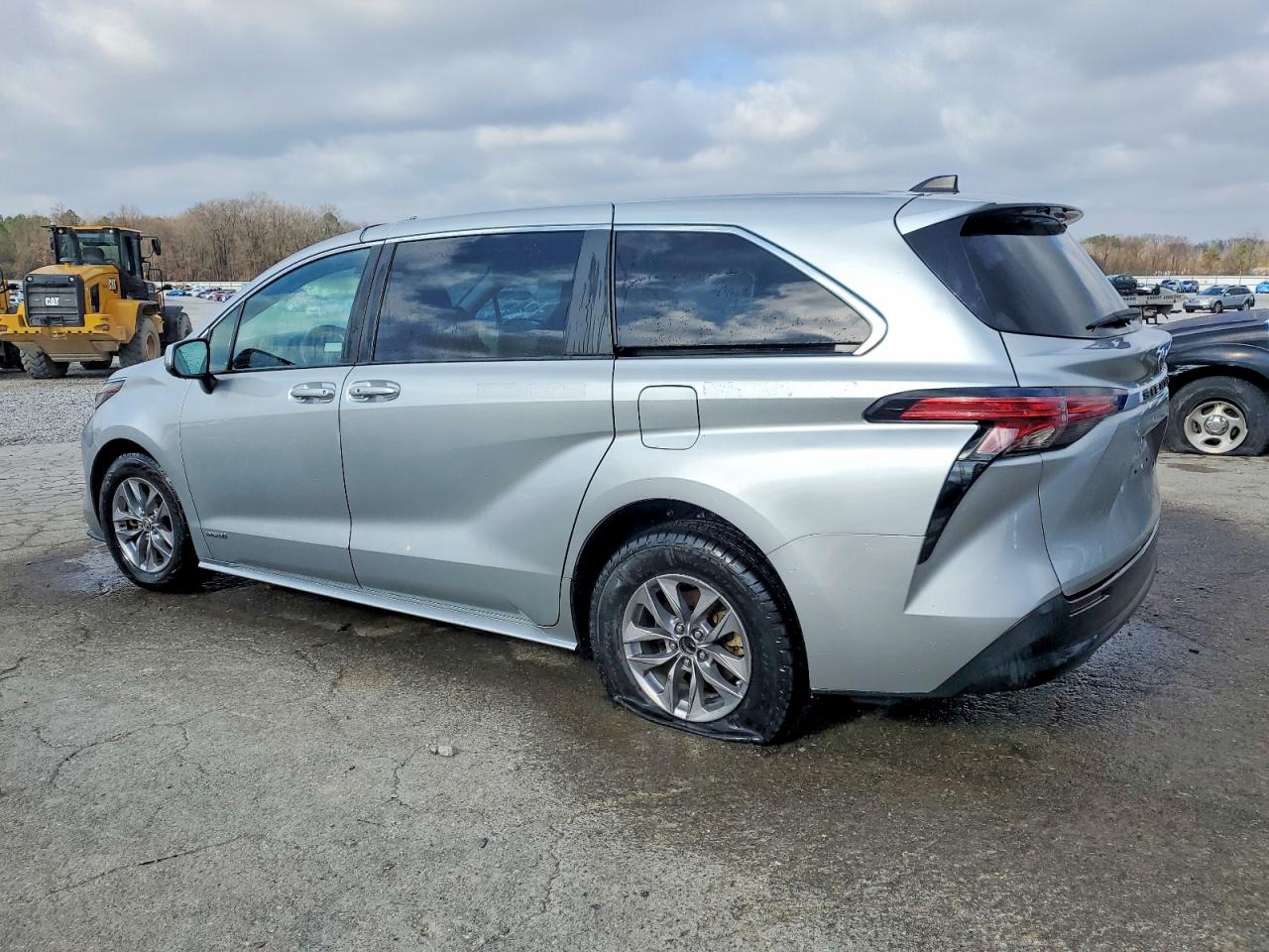 2021 TOYOTA SIENNA LE photo 2
