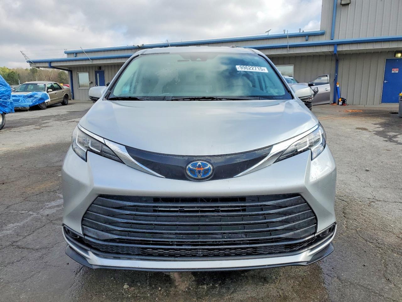 2021 TOYOTA SIENNA LE photo 5