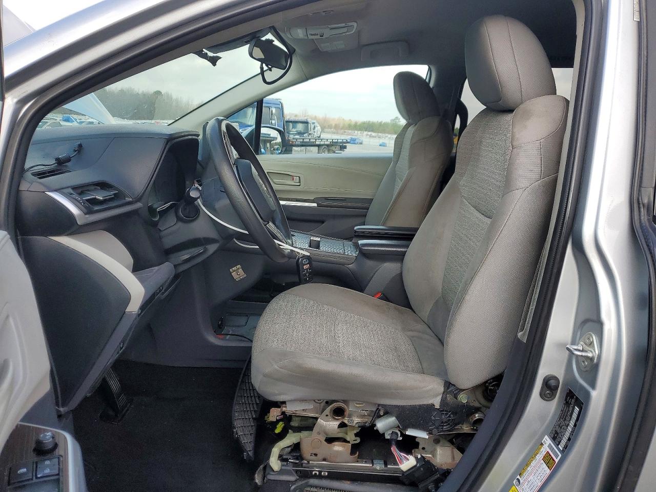 2021 TOYOTA SIENNA LE photo 7