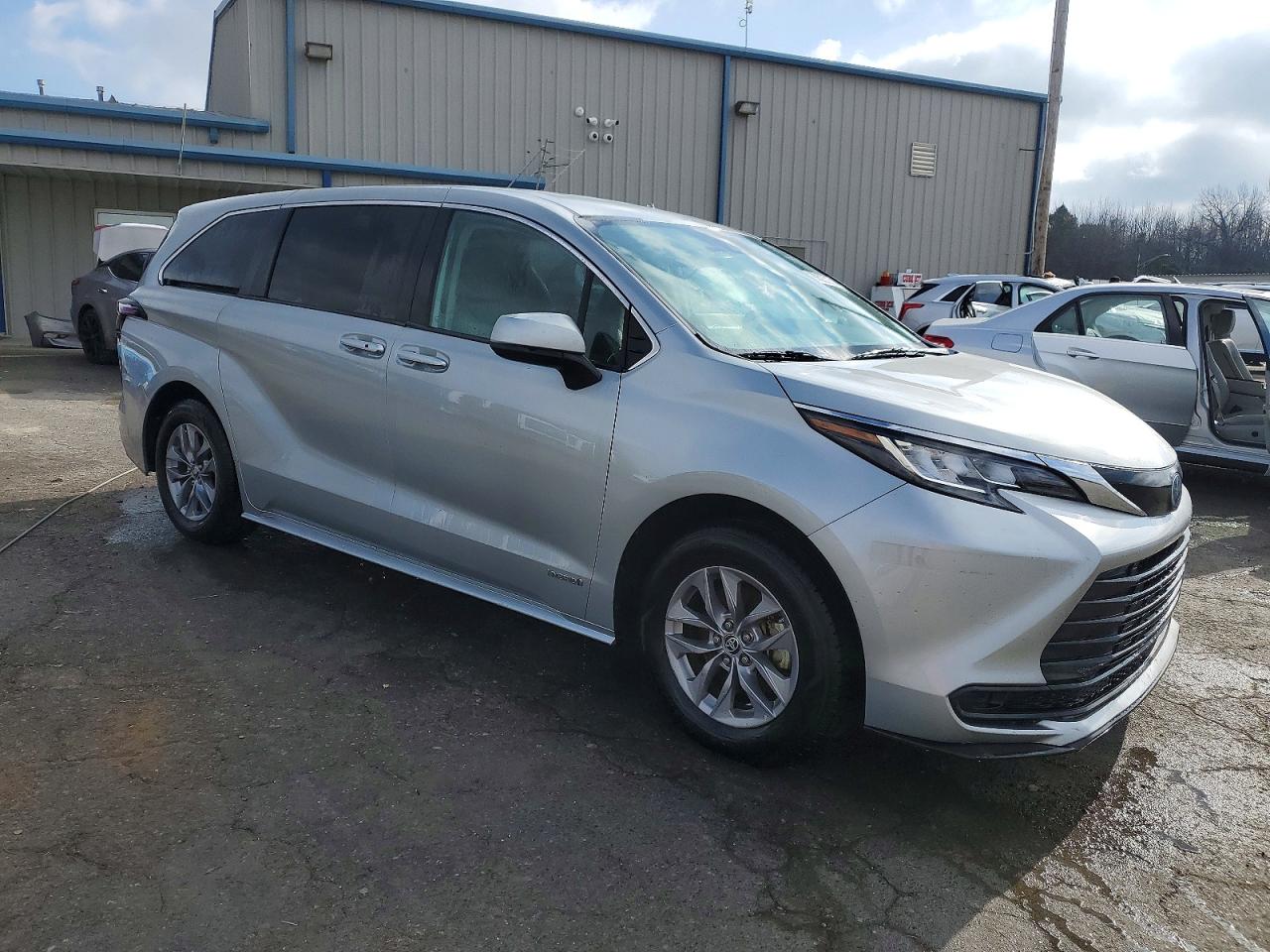 2021 TOYOTA SIENNA LE photo 4