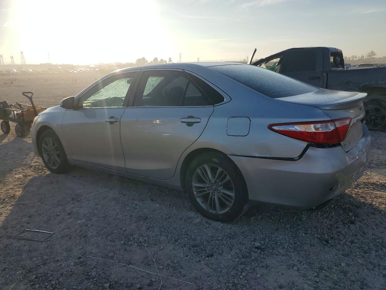 2016 TOYOTA CAMRY LE photo 2
