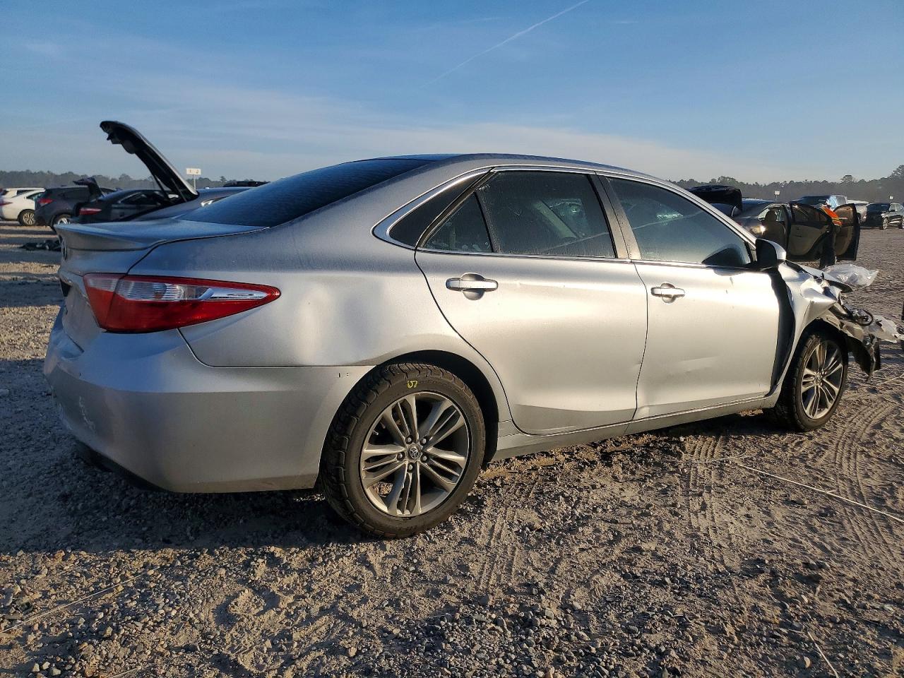 2016 TOYOTA CAMRY LE photo 3
