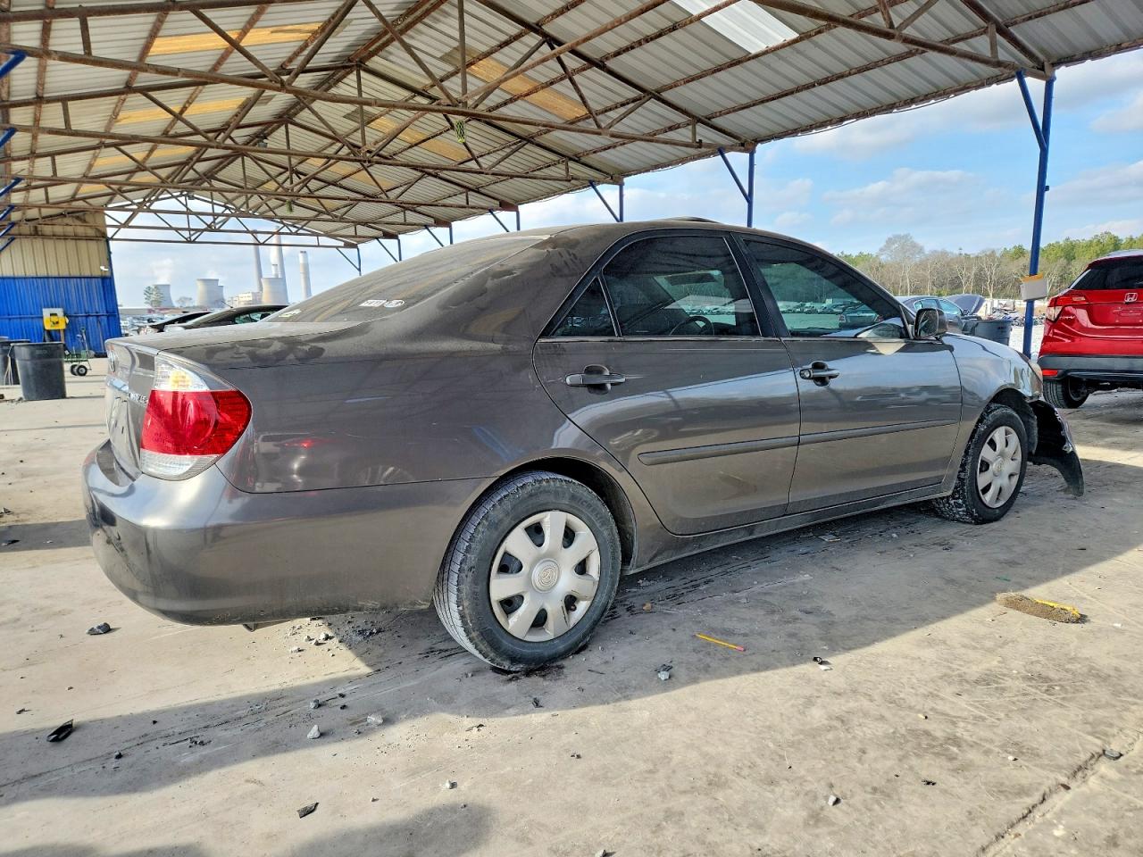 2004 TOYOTA CAMRY LE photo 3