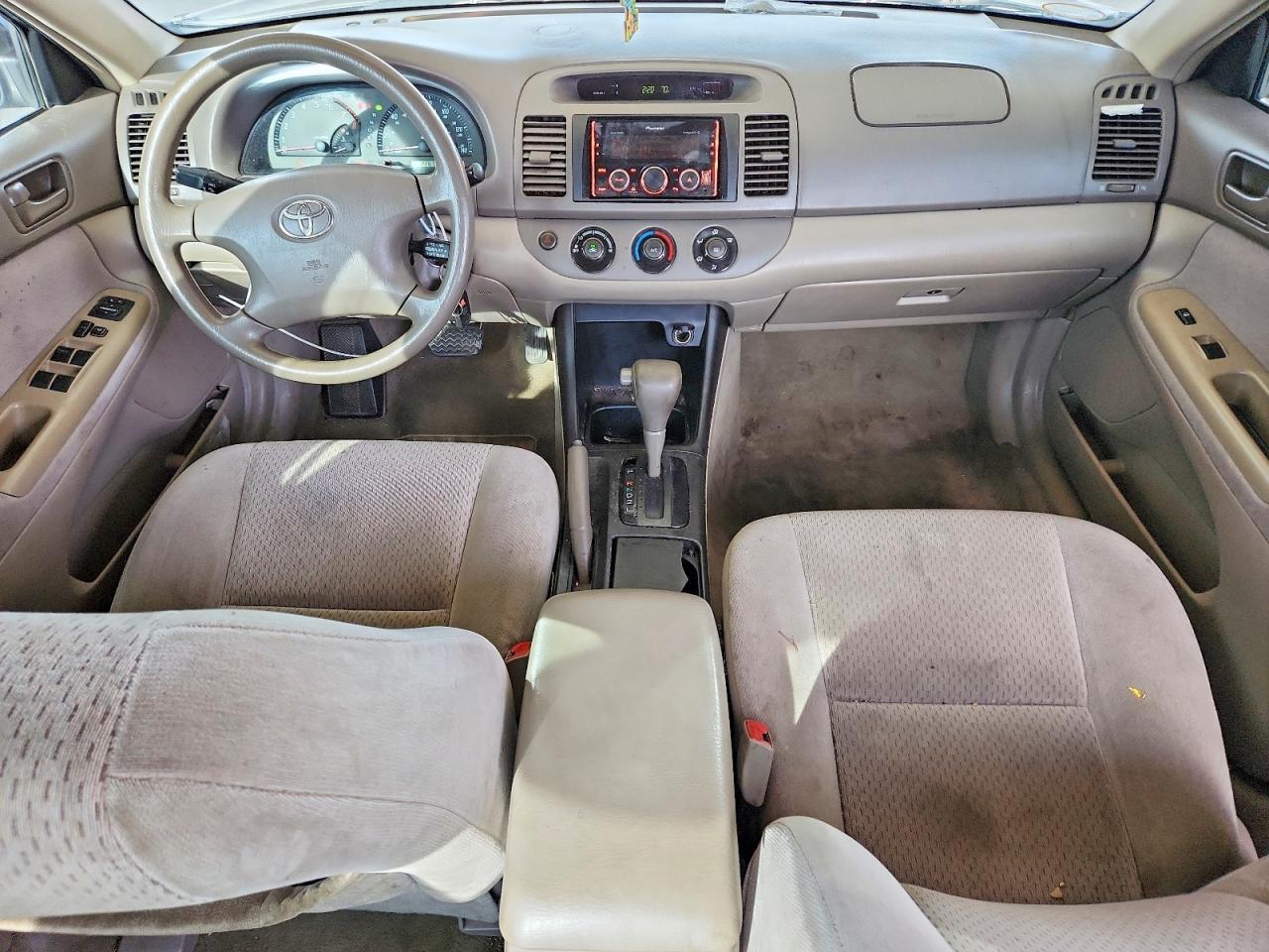2004 TOYOTA CAMRY LE photo 8