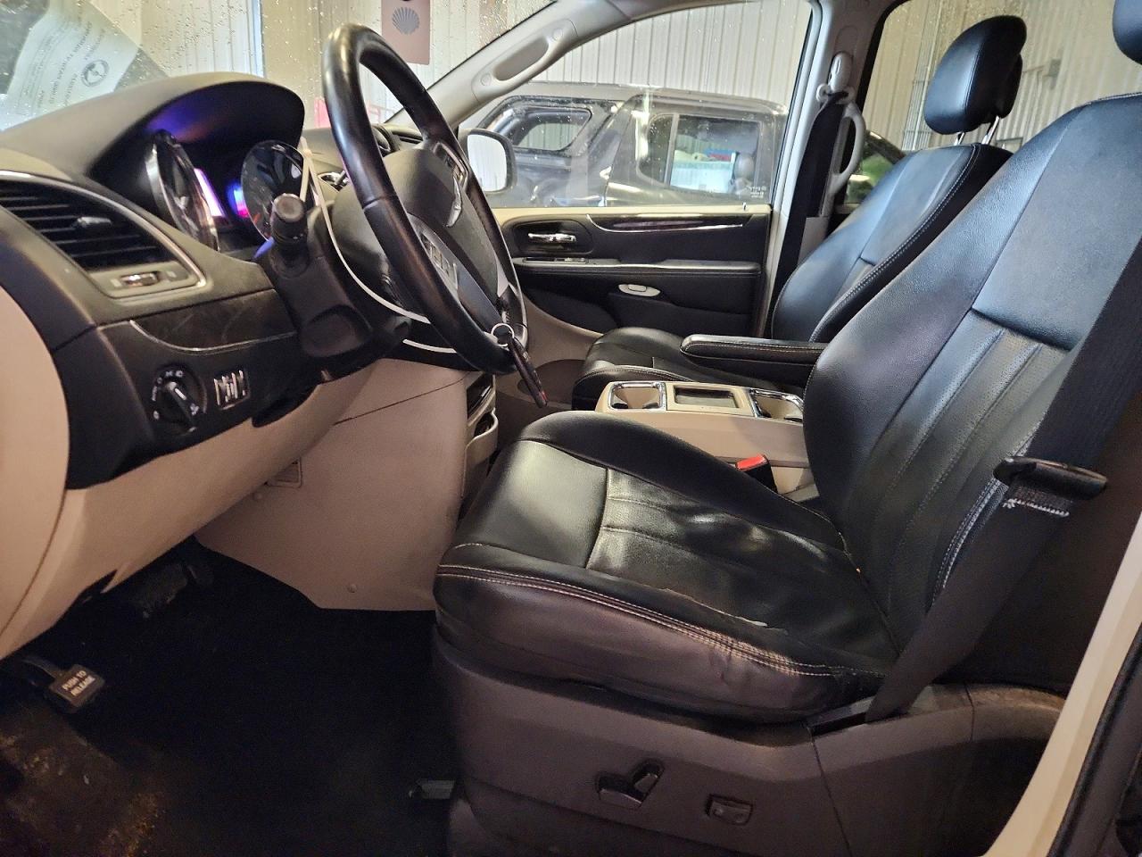 2013 CHRYSLER TOWN & COUNTRY TOURING photo 7